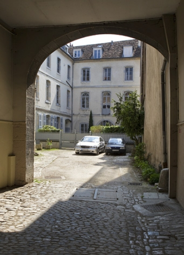 Vue d'ensemble du logis secondaire depuis le passage cocher sur rue. © Région Bourgogne-Franche-Comté, Inventaire du Patrimoine