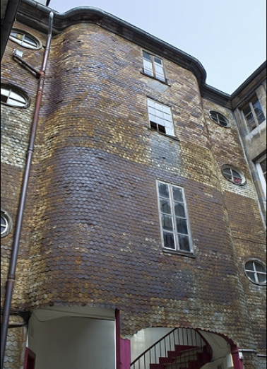 Vue d'ensemble de l'escalier à cage ouverte depuis la cour. © Région Bourgogne-Franche-Comté, Inventaire du Patrimoine