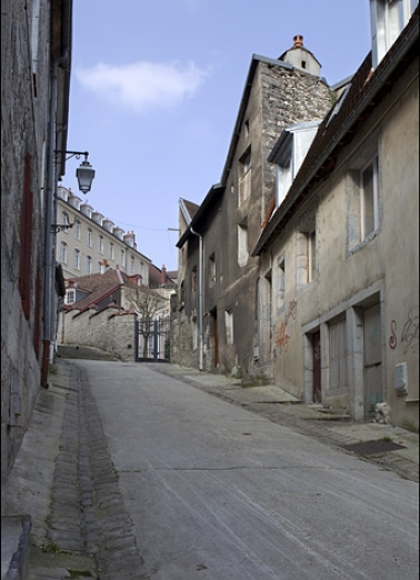 Façade latérale gauche du logis secondaire, en montant la rue du Chambrier. © Région Bourgogne-Franche-Comté, Inventaire du Patrimoine