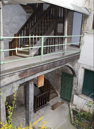 Vue d'ensemble de l'escalier à cage ouverte depuis le logis secondaire. © Région Bourgogne-Franche-Comté, Inventaire du Patrimoine