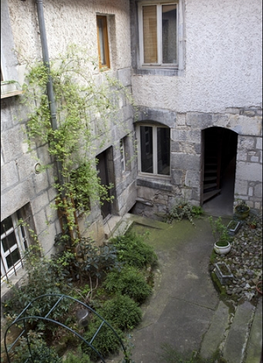 Vue d'ensemble des façades du logis secondaire depuis l'escalier dans la deuxième cour. © Région Bourgogne-Franche-Comté, Inventaire du Patrimoine