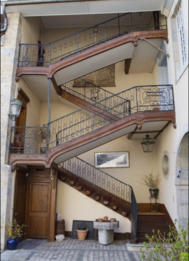 Vue d'ensemble de l'escalier à cage ouverte. © Région Bourgogne-Franche-Comté, Inventaire du Patrimoine