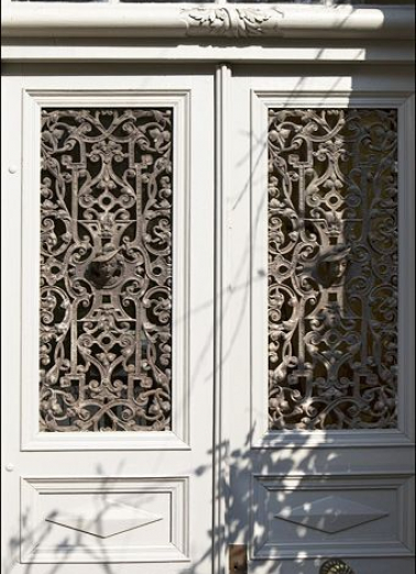 Détail du décor en fonte des deux panneaux de la porte d'entrée. © Région Bourgogne-Franche-Comté, Inventaire du Patrimoine