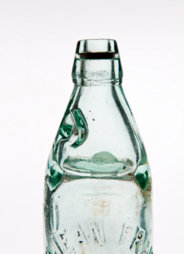 Détail d'une bouteille à bille au nom de Grojean Frères Rougemont. Collection particulière, Gérard Grojean, Rougemont © Région Bourgogne-Franche-Comté, Inventaire du patrimoine