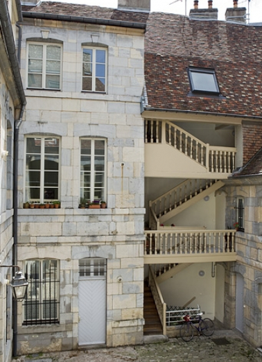 Vue d'ensemble du logis secondaire gauche et de l'escalier à cage ouverte sur cour. © Région Bourgogne-Franche-Comté, Inventaire du Patrimoine