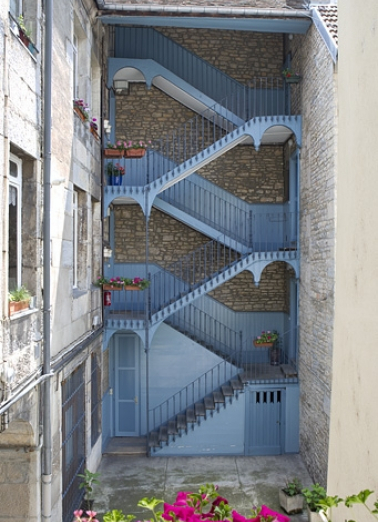 Vue d'ensemble de l'escalier à cage ouverte à gauche de la cour. © Région Bourgogne-Franche-Comté, Inventaire du Patrimoine