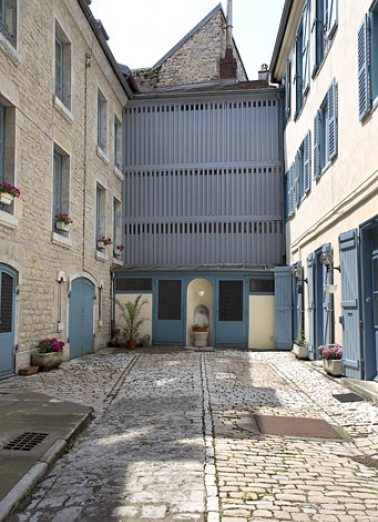 Vue d'ensemble du séchoir au fond de la cour. © Région Bourgogne-Franche-Comté, Inventaire du Patrimoine
