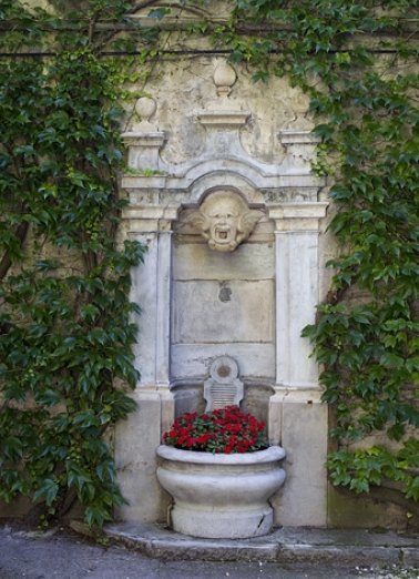 Détail de la borne fontaine dans la première cour. © Région Bourgogne-Franche-Comté, Inventaire du Patrimoine