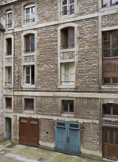 Façade postérieure sur cour : détail de l'aile droite. © Région Bourgogne-Franche-Comté, Inventaire du Patrimoine