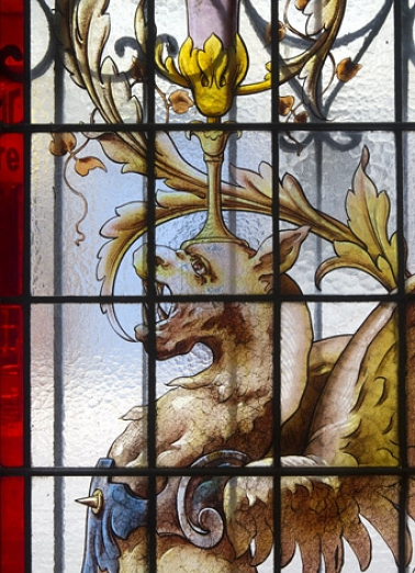Intérieur, vitrail dans une fenêtre du rez-de-chaussée : détail rapproché d'une tête de dragon. © Région Bourgogne-Franche-Comté, Inventaire du Patrimoine