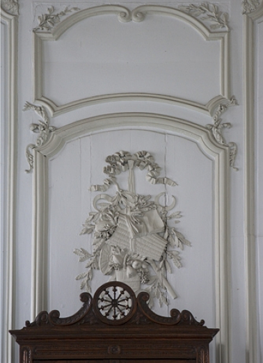 Intérieur, premier étage, pièce donnant sur la cour : détail d'un décor de lambris à panneau large. © Région Bourgogne-Franche-Comté, Inventaire du Patrimoine