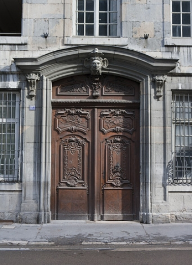 Façade antérieure sur rue : vue d'ensemble du portail d'entrée. © Région Bourgogne-Franche-Comté, Inventaire du Patrimoine