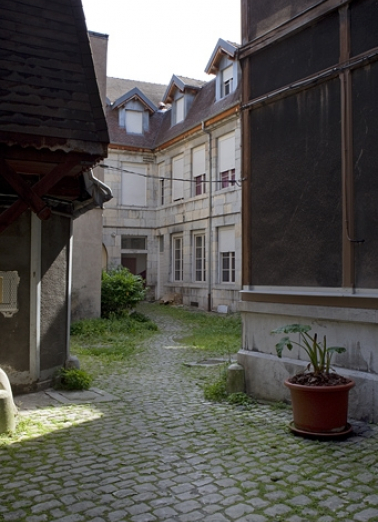 Vue du logis secondaire en L depuis l'entrée de la cour. © Région Bourgogne-Franche-Comté, Inventaire du Patrimoine