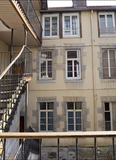 Vue d'ensemble de la façade antérieure du logis secondaire à droite de la première cour. © Région Bourgogne-Franche-Comté, Inventaire du Patrimoine