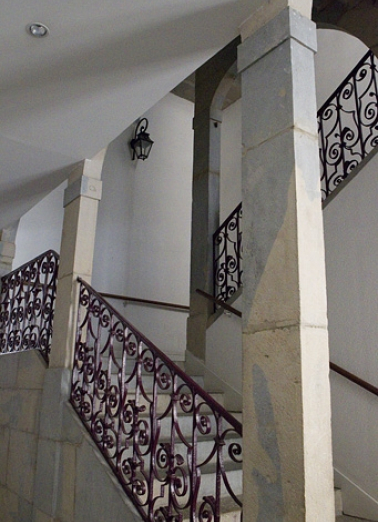 Maison entre les deux cours : détail des premières volées de l'escalier rampe sur rampe. © Région Bourgogne-Franche-Comté, Inventaire du Patrimoine