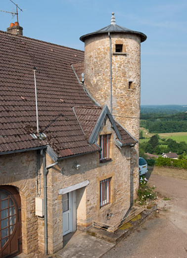 Vue de la tour hors oeuvre de la façade antérieure. © Région Bourgogne-Franche-Comté, Inventaire du patrimoine