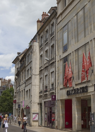 Vue d'ensemble de la façade sur rue de trois quarts droit. © Région Bourgogne-Franche-Comté, Inventaire du Patrimoine