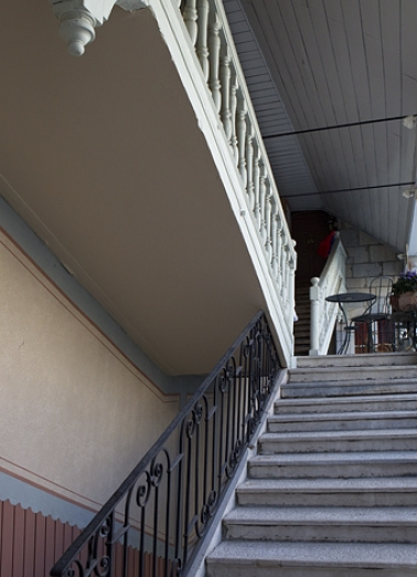 Escalier à cage ouverte : détail de la dernière volée en charpente. © Région Bourgogne-Franche-Comté, Inventaire du Patrimoine