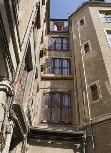 Façade postérieure du logis principal dans la première cour, travée de l'escalier. © Région Bourgogne-Franche-Comté, Inventaire du Patrimoine