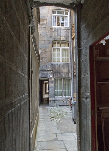 Vue de la façade antérieure du premier logis depuis le couloir d'entrée. © Région Bourgogne-Franche-Comté, Inventaire du Patrimoine
