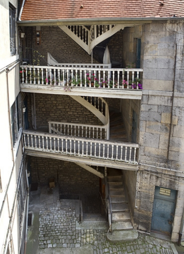 Vue d'ensemble de l'escalier à cage ouverte à gauche de la cour. © Région Bourgogne-Franche-Comté, Inventaire du Patrimoine