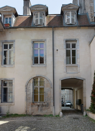 Vue d'ensemble de la façade postérieure du premier logis secondaire. © Région Bourgogne-Franche-Comté, Inventaire du Patrimoine