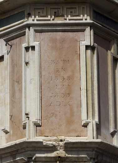 Angle du bâtiment : détail de l'inscription. © Région Bourgogne-Franche-Comté, Inventaire du Patrimoine