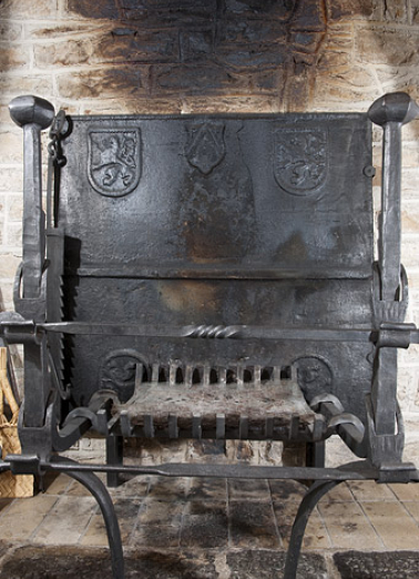 Plaque de cheminée de la cuisine. © Région Bourgogne-Franche-Comté, Inventaire du patrimoine