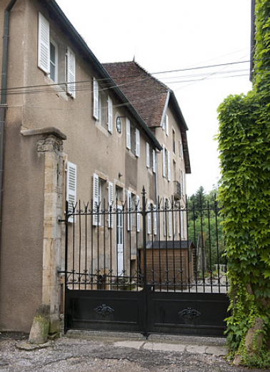 Vue générale des façades depuis le portail secondaire, rue des Fossés. © Région Bourgogne-Franche-Comté, Inventaire du patrimoine