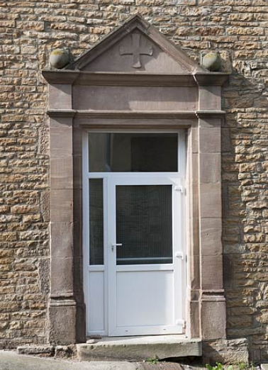 Bâtiment (A), détail : porte donnant accès au préau de l'ancienne école de filles. © Région Bourgogne-Franche-Comté, Inventaire du patrimoine