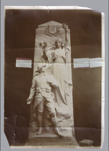 [Projet de monument aux morts : la Gloire et le Poilu, variante du groupe central (maquette des statuaires Pierre Curillon et Ernest Diosi)], 1921. © Région Bourgogne-Franche-Comté, Inventaire du patrimoine