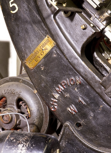 4e presse (Champion) : inscription donnant le nom du constructeur et plaque du marchand. © Région Bourgogne-Franche-Comté, Inventaire du patrimoine