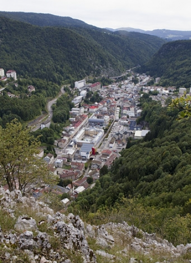 La vallée et le quartier de l'hôtel de ville, depuis le belvédère de la Roche au Dade, à l'ouest. © Région Bourgogne-Franche-Comté, Inventaire du patrimoine La vallée et le quartier de l'hôtel de ville, depuis le belvédère de la Roche au Dade, à l'ouest. © Région Bourgogne-Franche-Comté, Inventaire du patrimoine