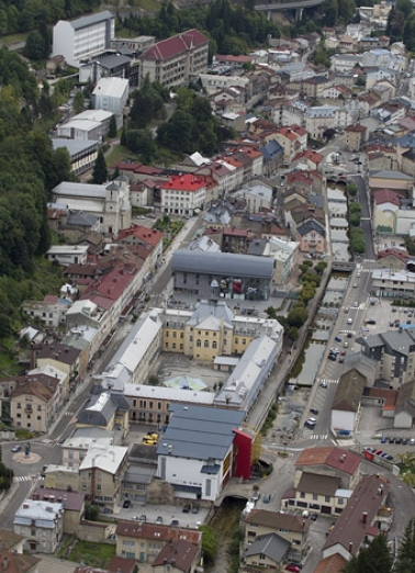 Vue d'ensemble plongeante sur les quartiers de l'hôtel de ville et de la place Henri Lissac, depuis le nord. © Région Bourgogne-Franche-Comté, Inventaire du patrimoine Vue d'ensemble plongeante sur les quartiers de l'hôtel de ville et de la place Henri Lissac, depuis le nord. © Région Bourgogne-Franche-Comté, Inventaire du patrimoine