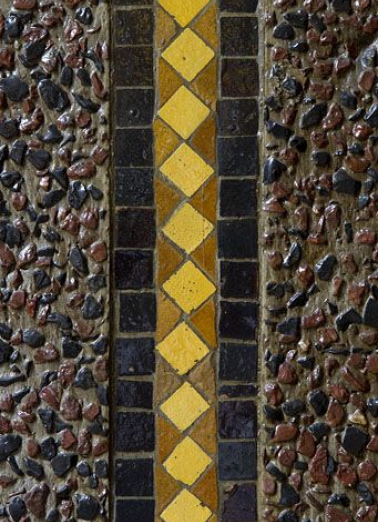 Bâtiment B, grand amphithéâtre : revêtement de gravillons et mosaïques. © Région Bourgogne-Franche-Comté, Inventaire du patrimoine Bâtiment B, grand amphithéâtre : revêtement de gravillons et mosaïques. © Région Bourgogne-Franche-Comté, Inventaire du patrimoine