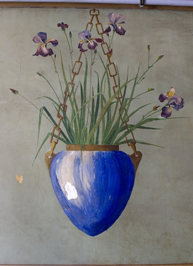 Fleurs (iris ?) dans un vase suspendu. © Région Bourgogne-Franche-Comté, Inventaire du patrimoine