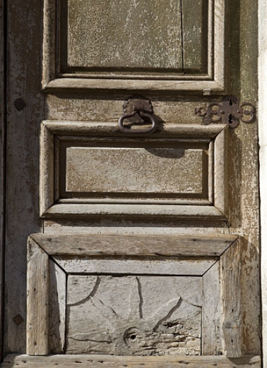 Porte principale sur la rue Merlin : détail du vantail. © Région Bourgogne-Franche-Comté, Inventaire du patrimoine