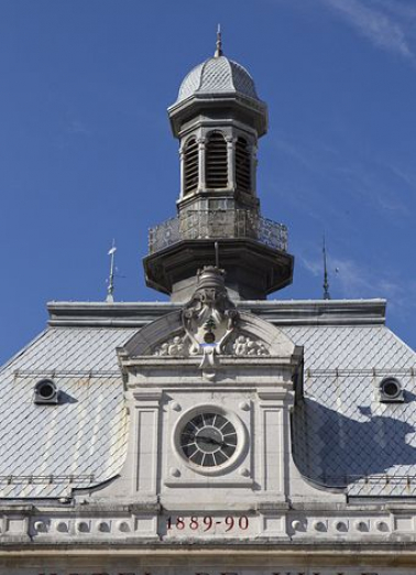 Le cadran, intégré au fronton du pavillon central. © Région Bourgogne-Franche-Comté, Inventaire du patrimoine Le cadran, intégré au fronton du pavillon central. © Région Bourgogne-Franche-Comté, Inventaire du patrimoine