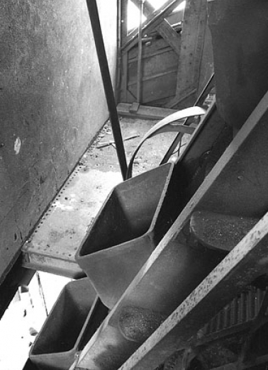 Détail du chargeur à godets du grand cubilot. © Région Bourgogne-Franche-Comté, Inventaire du patrimoine