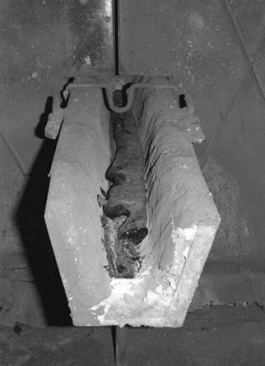 Grand cubilot. Détail de la rigole de coulée. © Région Bourgogne-Franche-Comté, Inventaire du patrimoine