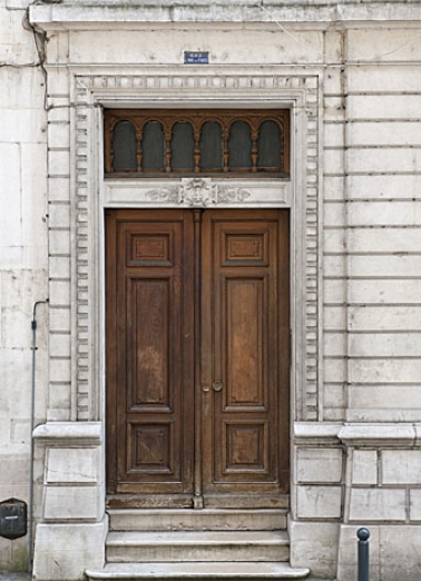 Façade antérieure : détail de la porte d'entrée. © Région Bourgogne-Franche-Comté, Inventaire du Patrimoine