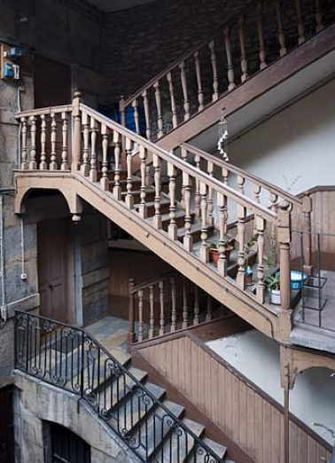 Détail de l'escalier à cage ouverte de trois quarts droit. © Région Bourgogne-Franche-Comté, Inventaire du Patrimoine