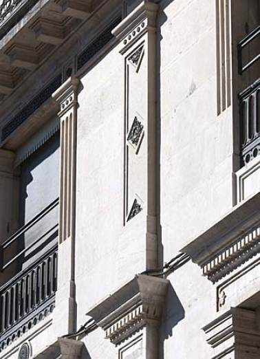 Façade sur rue : détail du décor d'un montant de fenêtre et d'un pilastre du deuxième étage. © Région Bourgogne-Franche-Comté, Inventaire du Patrimoine