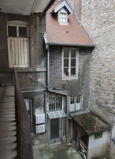Façade sur cour du logis principal depuis l'escalier, avec la façade de la maison voisine couverte en tavaillons. © Région Bourgogne-Franche-Comté, Inventaire du Patrimoine