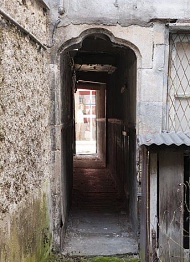 Façade postérieure du logis principal : détail de l'entrée du couloir. © Région Bourgogne-Franche-Comté, Inventaire du Patrimoine