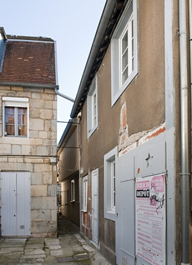Vue des logis secondaires droit et gauche situés dans la deuxième cour. © Région Bourgogne-Franche-Comté, Inventaire du Patrimoine