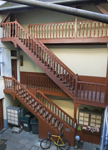 Vue d'ensemble de l'escalier à cage ouverte situé à droite dans la première cour. © Région Bourgogne-Franche-Comté, Inventaire du Patrimoine