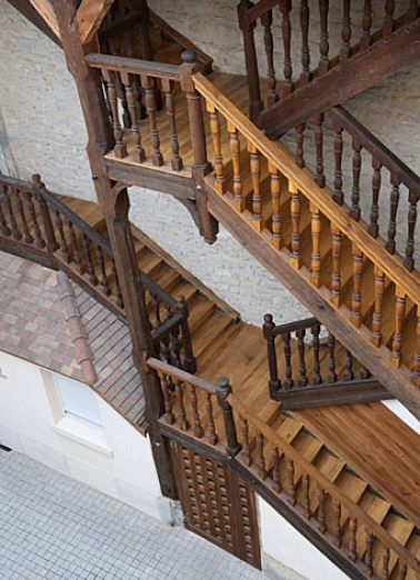 Vue d'ensemble, en plongée, de l'escalier à cage ouverte situé dans la première cour. © Région Bourgogne-Franche-Comté, Inventaire du Patrimoine