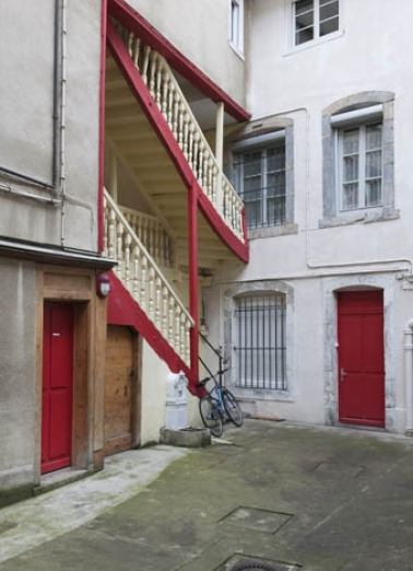 Premier logis secondaire : détail de l'escalier à cage ouverte situé à gauche de la première cour. © Région Bourgogne-Franche-Comté, Inventaire du Patrimoine