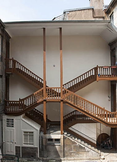 Vue d'ensemble de l'escalier à cage ouverte à gauche de la première cour, de face. © Région Bourgogne-Franche-Comté, Inventaire du Patrimoine